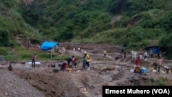 A kamituga les adultes et enfants dans le carré minier de Chanda, en RDC, le 23 mars 2017. (VOA/Ernest Muhero)