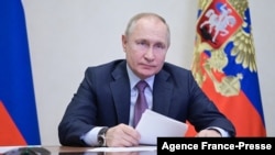 블라디미르 푸틴 러시아 대통령이 지난 24일 정부 당국자들과 화상 회의를 진행하고 있다.