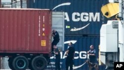 Aparat penegak hukum memeriksa kontainer di sepanjang Sungai Delaware, Philadelphia, Selasa, 18 Juni 2019. Otoritas AS menyita kokaina ilegal senilai lebih dari $1 miliar. (Foto: AP)