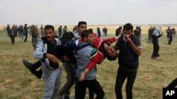 ក្រុម​បាតុករ​ប៉ាឡេស្ទីន​សែង​អ្នក​របួស​ក្នុង​ការ​ប៉ះទង្គិច​គ្នា​ជាមួយ​កង​កម្លាំង​អ៊ីស្រាអែល នៅ​តាម​ព្រំដែន​ក្នុង​តំបន់​ Gaza កាល​ពី​ថ្ងៃ​ទី​៣០ មីនា ២០១៨។