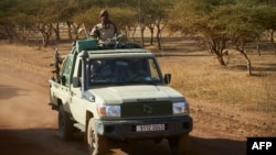 Un véhicule de l'armée du Burkina Faso, en patrouille dans une zone rurale de la région du Soum au nord du Burkina Faso, le 14 novembre 2019.