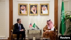 دیدار آنتونی بلینکن و فیصل بن فرحان، وزیران امور خارجه ایالات متحده آمریکا و پادشاهی عربستان سعودی، در ریاض. شنبه ۲۲ مهر ۱۴۰۲