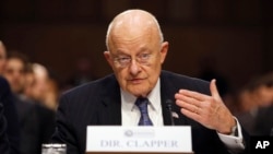 Direktur Intelijen Nasional AS, James Clapper memberikan keterangan di depan komisi intelijen Kongres AS (foto: dok).