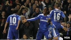 Bintang Chelsea Didier Drogba (tengah) merayakan gol atas klub Valenciadi stadion Stamford Bridge, London (6/12). Chelsea menjuarai group E Liga Champions setelah menekuk Valencia dengan skor telak: 3-0.