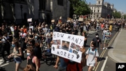 People march towards Trafalgar Square in central London on May 31, 2020 to protest against the recent killing of George Floyd by police officers in Minneapolis that has led to protests across the US. 