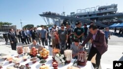 North Korean refugees and their families pay respect to ancestors in N. Korea during a ceremony to celebrate the Chuseok, the Korean version of Thanksgiving Day, at Imjingak Pavilion in Paju, near the border with N. Korea, South Korea, Sept. 13, 2019. 