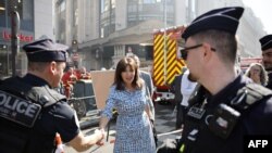 Wali Kota Paris Anne Hidalgo menyalami para petugas damkar yang berhasil memadamkan kebakaran di toserba BHV Marais di Paris, Selasa, 25 Juni 2024. (Foto: Olympia de Maismont/AFP)