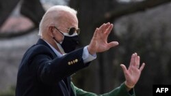 Presiden AS Joe Biden berjalan menuju helikopter "Marine One" di Gedung Putih (foto: dok). 