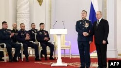 블라디미르 푸틴(맨 오른쪽) 러시아 대통령이 8일 크렘린궁에서 '특별군사작전(우크라이나 침공)' 참가 장병들에게 훈장을 수여하고 있다.