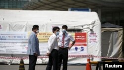 Hospital workers stand in front of a quarantine area set up at a hospital in Seoul, South Korea, June 2, 2015.