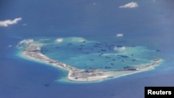 Kapal pengeruk China terlihat di perairan sekitar Mischief Reef di Kepulauan Spratly yang disengketakan di Laut China Selatan, 21 Mei 2015. 