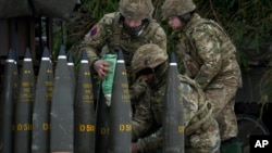 এস্তোনিয়ায় সামরিক মহড়ার জন্য ব্রিটিশ সৈন্যরা আর্টিলারি শেল প্রস্তুত করছেন। ফাইল ফটোঃ ৭ ফেব্রুয়ারি, ২০২৩। 