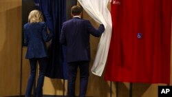 ইউরোপিয়ান সংসদ নির্বাচনে ফ্রান্সের প্রেসিডেন্ট ইমানুয়েল ম্যাক্রো এবং তাঁর স্ত্রী ভোট দিচ্ছেন। ফটোঃ ৯ জুন, ২০২৪। 