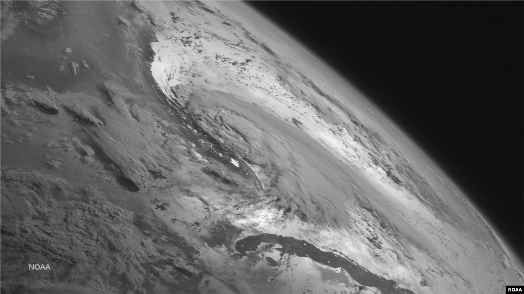 Gambar satelit menunjukkan badai tropis Arthur mendekati kawasan AS.