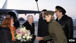 Menteri Pertahanan Amerika Robert Gates bersama isterinya, Becky disambut setibanya di St. Petersburg (21/3).