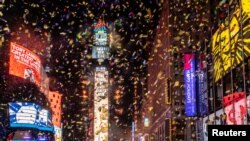 ງານສະເຫຼີມສະຫຼອງສົ່ງທ້າຍປີເກົາຕ້ອນຮັບປີໃໝ່ ຢູ່ທີ່ຈະຕຸລັດ ໄທມ໌ ສແກວຣ໌ (Time Square) ໃນເຂດແມນແຮັດທັນ, ນະຄອນນິວຢອກ ເມື່ອ ວັນທີ 1 ມັງກອນ 2021 ພາຍຫລັງການລະບາດຂອງພະຍາດໂຄວິດ-19.