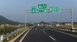 FILE - Cars travel along a portion of a newly built expressway in Vinh Phuc province, which links Hanoi and the northern city of Lao Cai, Nov. 1, 2014. Vietnam expects to finish the road linking Hanoi to the southern Can Tho province by 2025. (AFP)