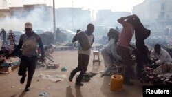 Des manifestants réclamant la libération du leader du mouvement abolitionniste Biram Ould Abeid, dispersés à coup de gaz lacrymogène à Nouakchott, Mauritanie, 26 mai 2012. 