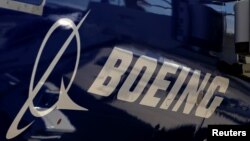 Logo Boeing di badan pesawat Boeing 797 Dreamliner di Long Beach, California, 14 Maret 2012.
