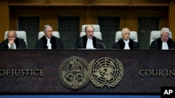 Hakim ketua Peter Tomka (tengah), Slovakia mulai membaca keputusan Pengadilan Dunia di Den Haag, Belanda, 3 Februari 2015. (Foto: dok). Majelis Umum dan Dewan Keamanan PBB, Kamis (10/11) memilih empat hakim untuk Mahkamah Internasional (ICJ).