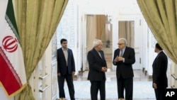 伊朗外长扎里夫（左二）与联合国特使卜拉希米10月26日在伊朗首都德黑兰抵达记者会现场