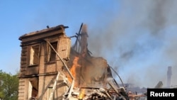 5月8日下午，俄罗斯部队向卢甘斯克州比洛霍里夫卡村（Bilohorivka）的一所学校投下一枚炸弹，整个建筑几乎全部损毁。据估计可能有多达60位在这所学校里躲避的平民遇难，具体死亡人数还在核实中。