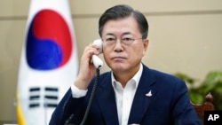 រូបឯកសារ៖ លោក Moon Jae-in ប្រធានាធិបតី​កូរ៉េខាងត្បូង​ និយាយ​តាម​ទូរស័ព្ទ​ជាមួយ​នាយករដ្ឋមន្ត្រី​ជប៉ុន​ ថ្ងៃទី ២៤ ខែកញ្ញា ឆ្នាំ២០២០។ 