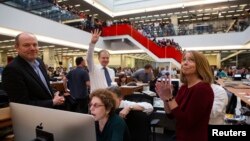 퓰리처상 4개 부문 수상을 휩쓴 뉴욕타임즈의 아서 슐츠버그 발행인이 15일 손가락 4개를 펴보이고 있다.