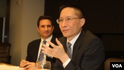 刘柏川在纽约演讲 （美国之音 方冰拍摄）