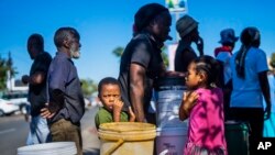 남아프리카공화국 소웨토 주민들이 물을 배급받기 위해 줄서 기다리고 있다.(자료사진)