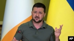Presiden Ukraina Volodymyr Zelenksyy berbicara dalam sebuah konferensi pers di Kyiv, Ukraina, pada 19 Juli 2023. (Foto: Clodagh Kilcoyne/Pool via AP)