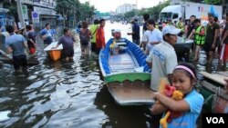 Seorang gadis cilik memeluk erat-erat bonekanya saat mengungsi dari banjir yang menggenangi rumahnya di pinggiran Bangkok.