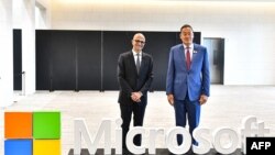 ภาพจากรัฐบาลไทยที่ถ่ายเมื่อ 1 พ.ค. 2024 เผยให้เห็นนายกรัฐมนตรีเศรษฐา ทวีสิน และสัตยา นาเดลลา ซีอีโอไมโครซอฟท์ ถ่ายภาพร่วมกันในงาน 'Microsoft Build AI Day' ที่กรุงเทพฯ (Photo by Handout / ROYAL THAI GOVERNMENT / AFP)