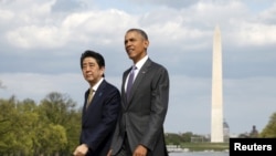 Presiden Barack Obama dan PM Jepang Shinzo Abe saat mengunjungi Lincoln Memorial di Washington DC, 27 April 2015 (foto: dok).