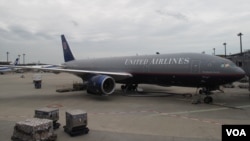 东京成田国际机场停机坪上的一架美联航班机。（资料照）