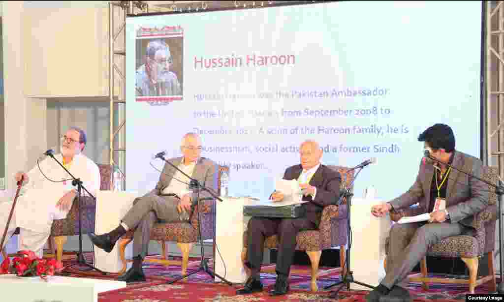پاکستان اور باقی دنیا کے سیاسی تعلقات پر ہونے والی مذاکرے کے شرکا: حسین ہارون، اشرف جہانگیر قاضی، ظفر ہلالی اور عمیر عزیز سید