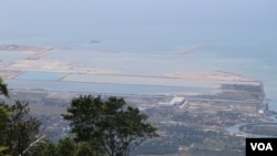 ការអភិវឌ្ឍមួយកន្លែងនៅតាមឆ្នេរសមុទ្រក្នុងស្រុកទឹកឈូ ខេត្តកំពត មើលពីលើភ្នំបូកគោ កាលពីថ្ងៃទី២៧ ខែវិច្ឆិកា ឆ្នាំ២០២០។ (ស៊ុន ណារិន/វីអូអេ)