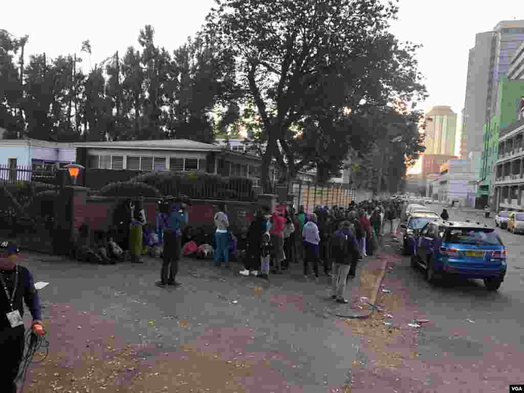 Zimbabwe Electoral Commission said despite long and winding queues in the Monday in Harare and other areas, voting would end on time, July 30, 2018. (S. Mhofu for VOA)