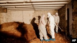 Policijski istražitelji ispred tunela koji vodi do depoa Višeg suda u Podgorici, glavnom gradu Crne Gore (Foto: Government of Montenegro via AP)