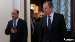 Menlu Rusia Sergei Lavrov (kanan) dan pemimpin oposisi Suriah Ahmad Jarba di Moskow (4/2).