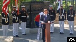 문재인 한국 대통령이 28일 방미 첫 일정으로 버지니아주 콴티코 미 해병대 국립박물관에 있는 '장진호 전투 기념비'를 방문해 연설하고 있다.