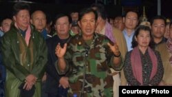 លោក ហ៊ុន សែន ថ្លែងនៅផ្សារព្រែកជ្រៃ ខណ្ឌដង្កោ រាជធានីភ្នំពេញ កាលពីល្ងាចថ្ងៃទី១៥ ខែតុលា ឆ្នាំ២០២០។ (រូបថត៖ ទីភ្នាក់ងារសារព័ត៌មានកម្ពុជា AKP)