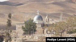 Kasabadaki gerilimin dini mezhepsel olduğunu savunanlar olduğu gibi, sadece Müslüman bir kişi ile bir Hristiyan arasındaki husumetten kaynaklandığını söyleyenler de var.