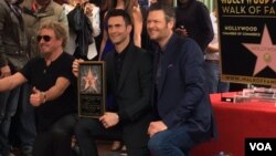 Adam Levine didampingi Blake Shelton (kanan) dan rocker Sammy Hagar (kiri) menerima bintang Hollywood Walk of Fame (10/2). (VOA/Vina Mubtadi)