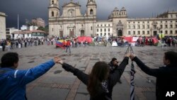 Colombia បាតុករ​កាន់​ដៃ​គ្នា​ដើម្បី​គាំទ្រ​កិច្ចព្រមព្រៀង​សន្តិភាព​រវាង​រដ្ឋាភិបាល​កូឡុំប៊ី និង​ពួក​ឧទ្ទាម​ នៅ​ទីលាន​មួយ​ក្នុង​ក្រុង​បូហ្គោតា (Bogota) កាលពី​ថ្ងៃទី៨ ខែតុលា ឆ្នាំ២០១៦។