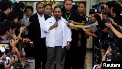 Mantan Presiden Partai Keadilan Sejahtera (PKS) Lutfi Hasan Ishaaq (tengah) dijatuhi hukuman 16 tahun penjara dan denda Rp1 milliar oleh Majelis Hakim Pengadilan Tindak Pidana Korupsi Jakarta, hari Senin malam 9/12 (foto: dok). 