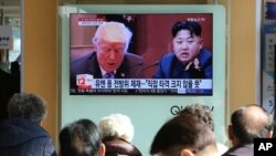 BMT Qochqinlar agentligi tashqarisida Tolibonga qarshi namoyishga chiqqan afg&#39;onlar. Dehli, Hindiston.<br />
&nbsp;