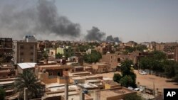 Asap terlihat di Khartoum, Sudan, Sabtu, 22 April 2023. Pertempuran antara Tentara Sudan dan Pasukan Pendukung Cepat berlanjut setelah gencatan senjata yang ditengahi internasional gagal. (Foto: AP)