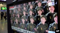 На ТВ екран се прикажуваат слики од војници од Северна Кореја за време на информативна програма на железничката станица во Сеул, Јужна Кореја, 18 октомври 2024 година