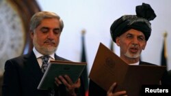 Afg'oniston yangi Prezidenti Ashraf G'ani (o'ngda) va Bosh vaziri Abdulla Abdulla qasamyod keltirmoqda, Kobul, 29-sentabr, 2014-yil